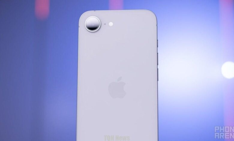 iPhone 16e يقلب الموازين: أبل تتفوق على سامسونج عالميًا في 2025 1 iPhone 16e يقلب الموازين: أبل تتفوق على سامسونج عالميًا في 2025